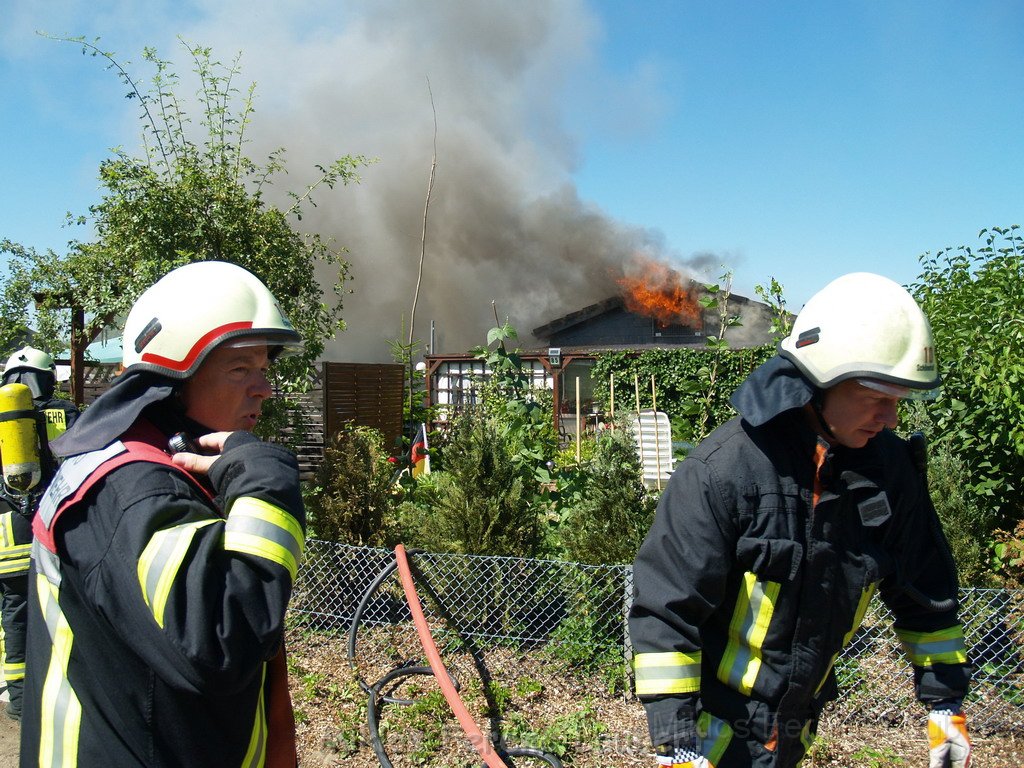 Gartenlaube in Vollbrand Koeln Poll Im Gremberger Waeldchen P074.JPG